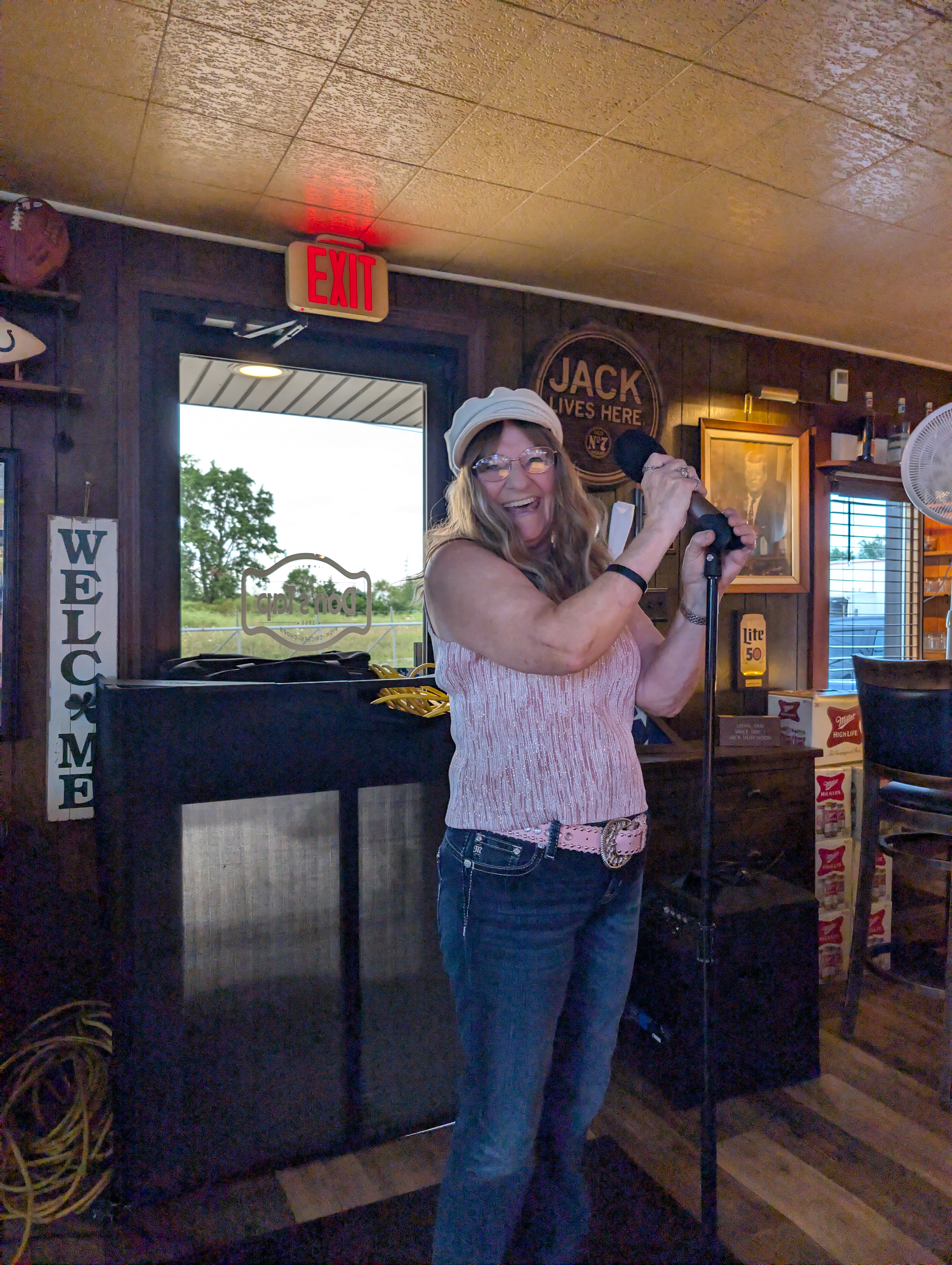 Bonnie singing at Don&rsquo;s Tap