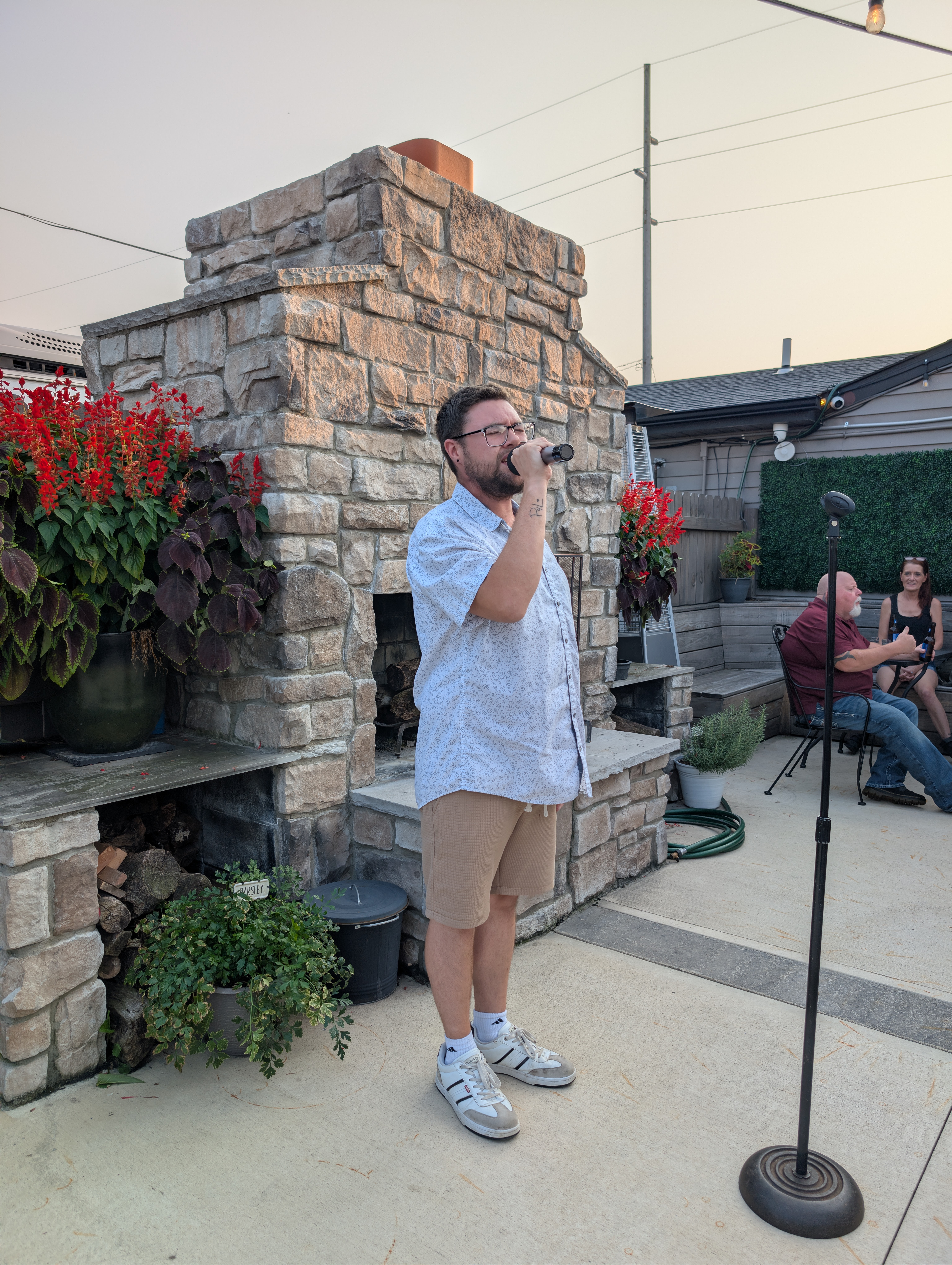 Jase singing at Don&rsquo;s Tap